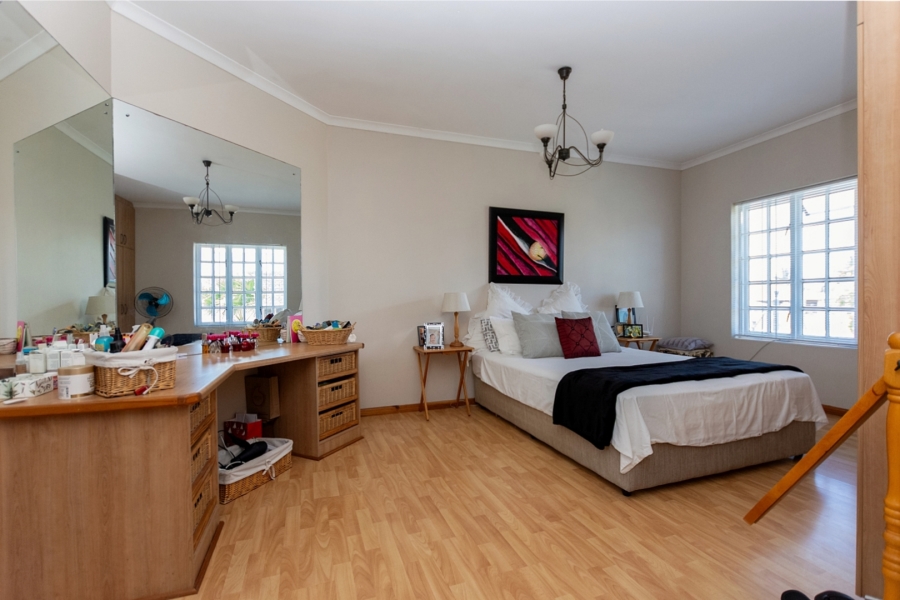 5 Bedroom Property for Sale in Middedorp Western Cape